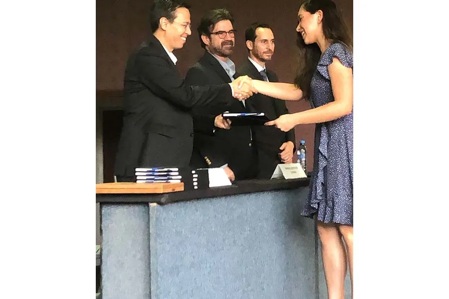 Nora Medina recibiendo su reconocimiento del MIT.