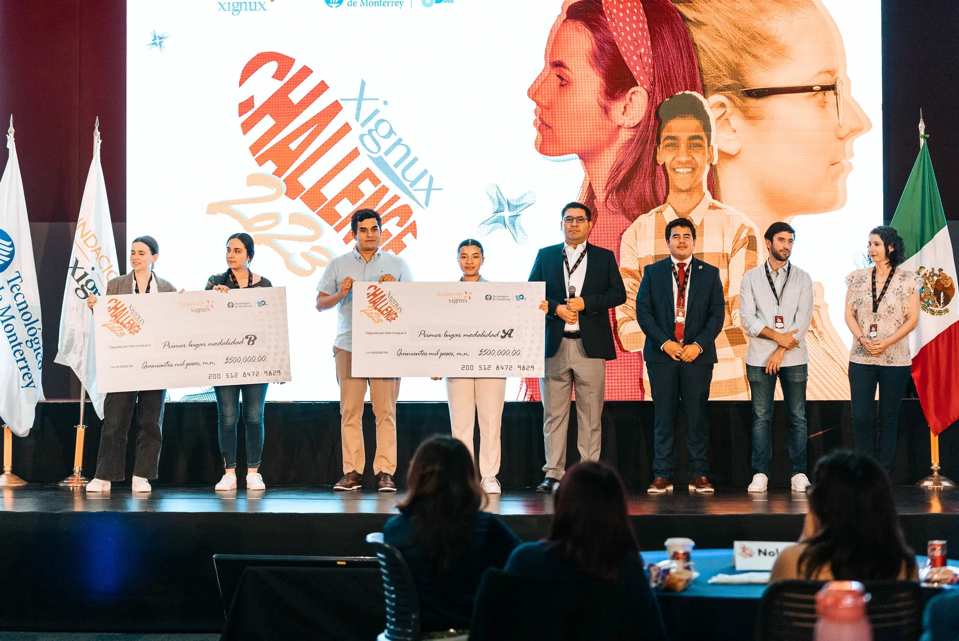 Ganadores del reto Xignux 2023 recibiendo su premio acompa&ntilde;ados por el panel de jueces.