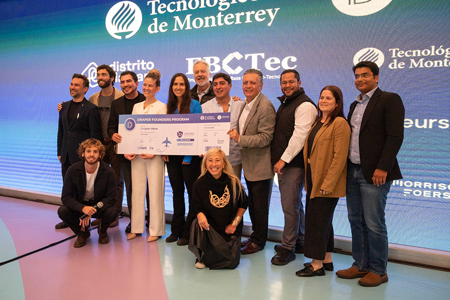 Los fundadores de Bio-Omix y Vesicly celebrando con sus reconocimientos durante el Demo Day del programa Deep-Tech for Smart Longevity.
