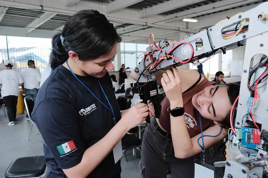 El campus Guadalajara hizo el 1-2 en la categor&iacute;a Rescue Robots. Foto: Escuela de Ingenier&iacute;a y Ciencias