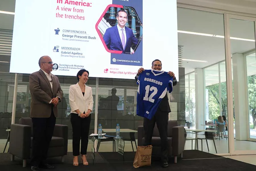 Al finalizar el conversatorio el comisionado recibi&oacute; un jersey oficial de Borregos.