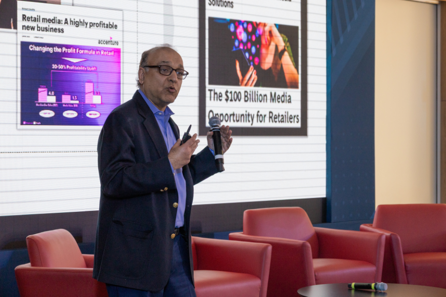 Dhruv Grewal presentó los resultados de su investigación sobre el impacto de las pantallas digitales y la IA en el punto de venta.