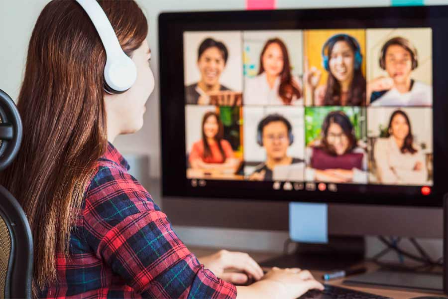 Estudiantes participan en un ambiente multicultural.