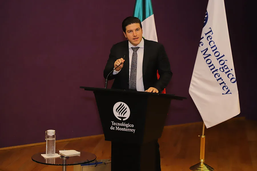 El gobernador de Nuevo Le&oacute;n present&oacute; su libro sobre federalismo mexicano a los estudiantes del Tec campus Santa Fe