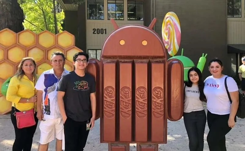 Vinicio Quintero (tercero de izq. a der.) realiz&oacute; 2 internships con Google, en su primera visita su familia fue a visitarlo en las instalaciones (2019).