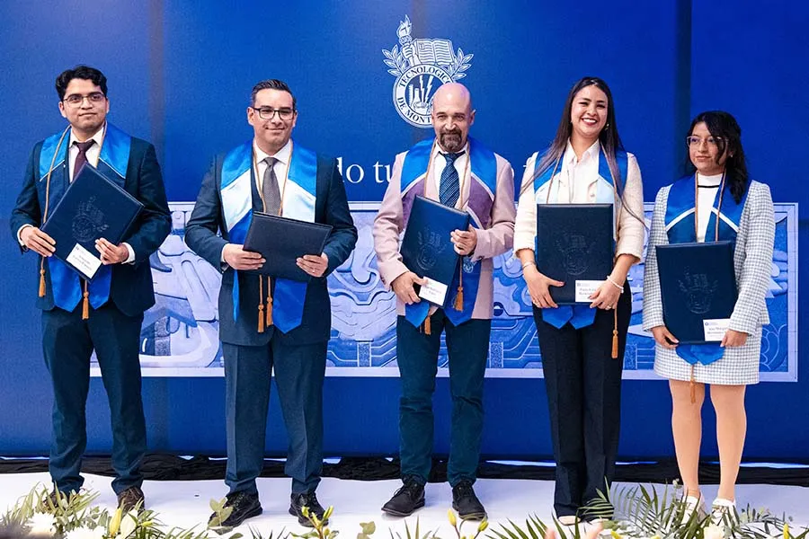 El Tec de Monterrey en Torre&oacute;n grad&uacute;a a profesionistas y maestros con mencioens honor&iacute;ficas de excelencia