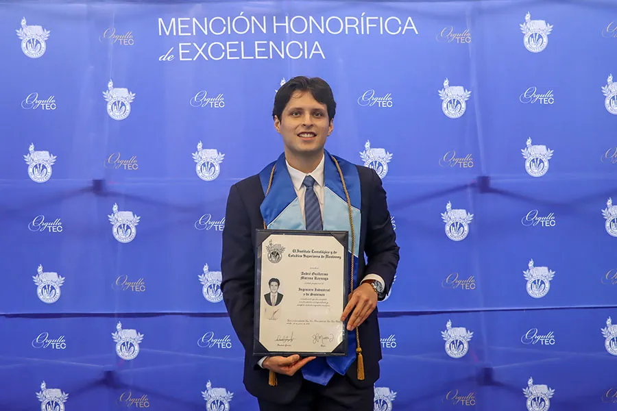 Andr&eacute; Moreno, egresado con Menci&oacute;n Honor&iacute;fica