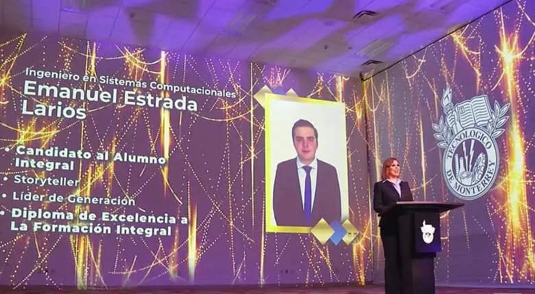 Durante la ceremonia Emanuel Estrada, candidato al alumno integral, dirigi&oacute; unas palabras hacia sus compa&ntilde;eros de generaci&oacute;n