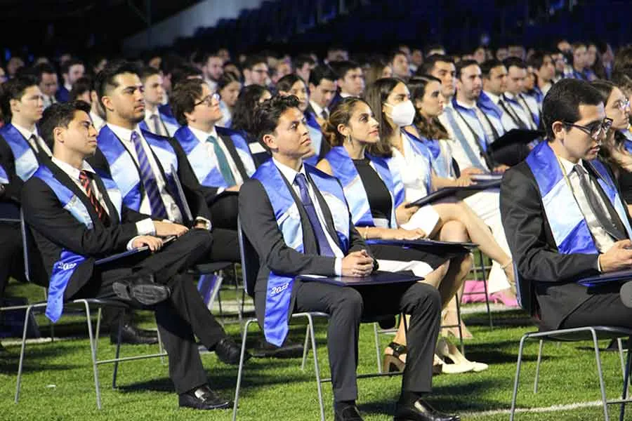 Graduados del campus Monterrey durante su ceremonia de entrega de t&iacute;tulos profesionales.