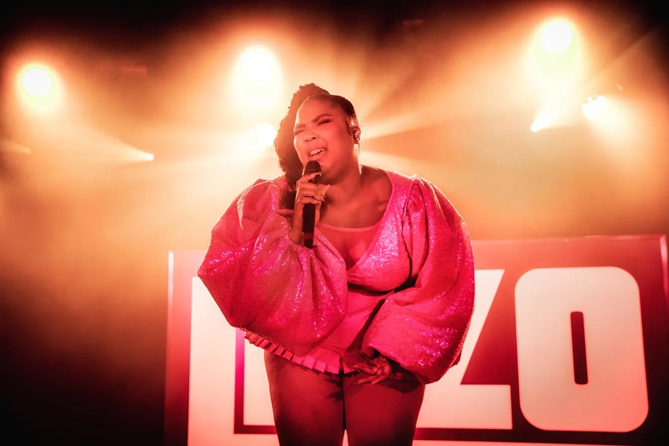 La cantante de r&b, Lizzo, est&aacute; nominada en 8 categor&iacute;as de los Grammy.