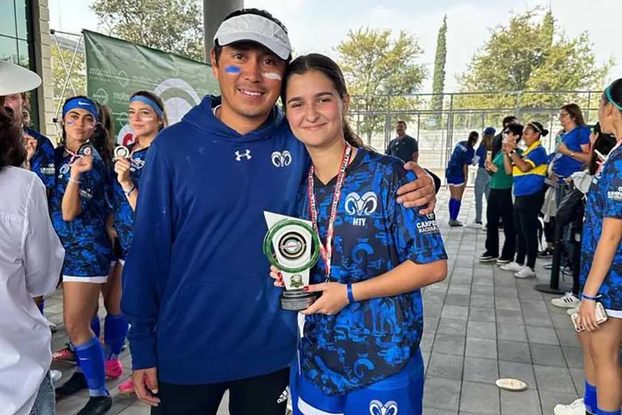 Greta Sancho, jugadora de Borregos Monterrey en PrepaTec, junto a entrenador Andr&eacute;s Narvaez. 