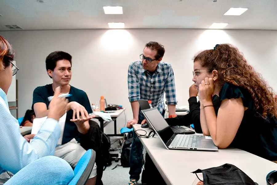 Grupo de j&oacute;venes cient&iacute;ficos de Mirai Innovation trabajando en tecnolog&iacute;a de punta