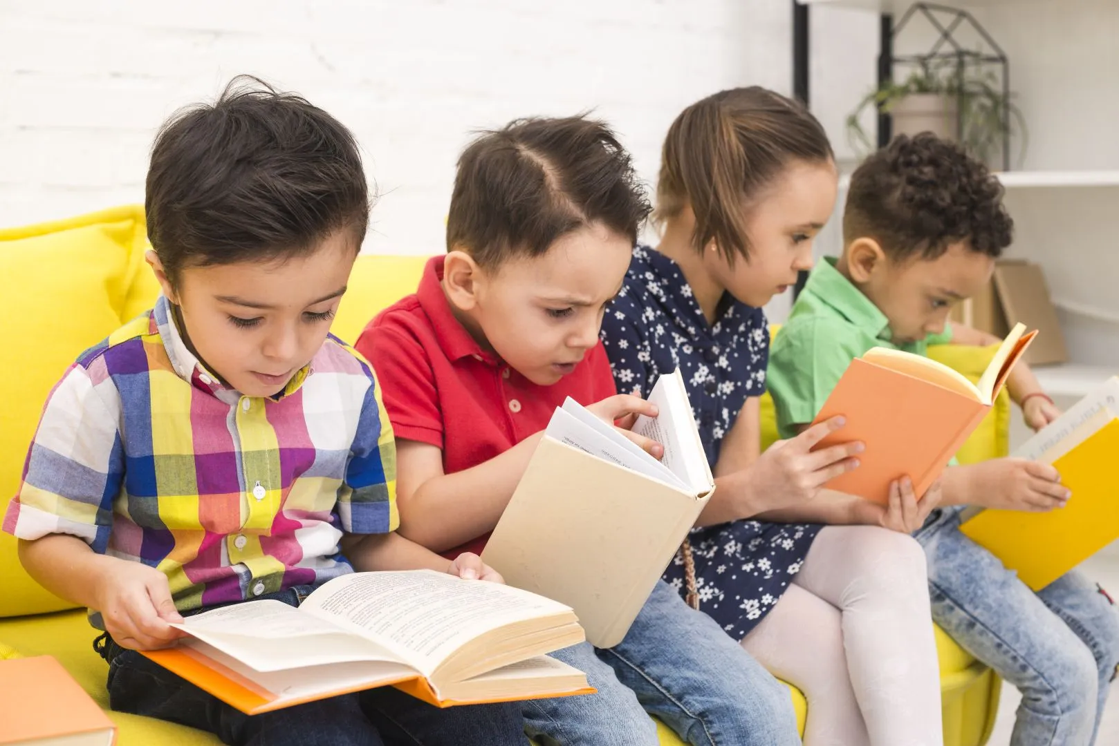Ni&ntilde;os leyendo libros impresos. 