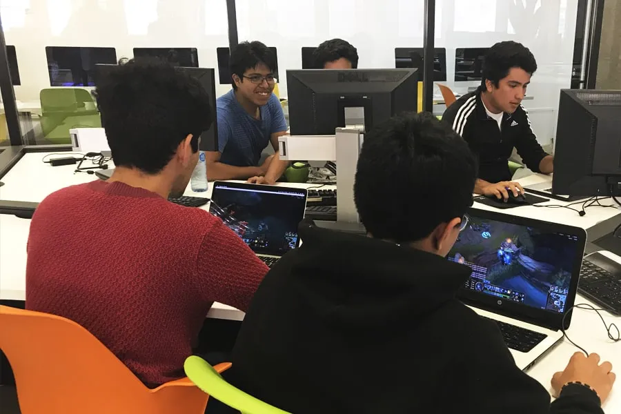 Grupo estudiantil Elite G participando en una competici&oacute;n