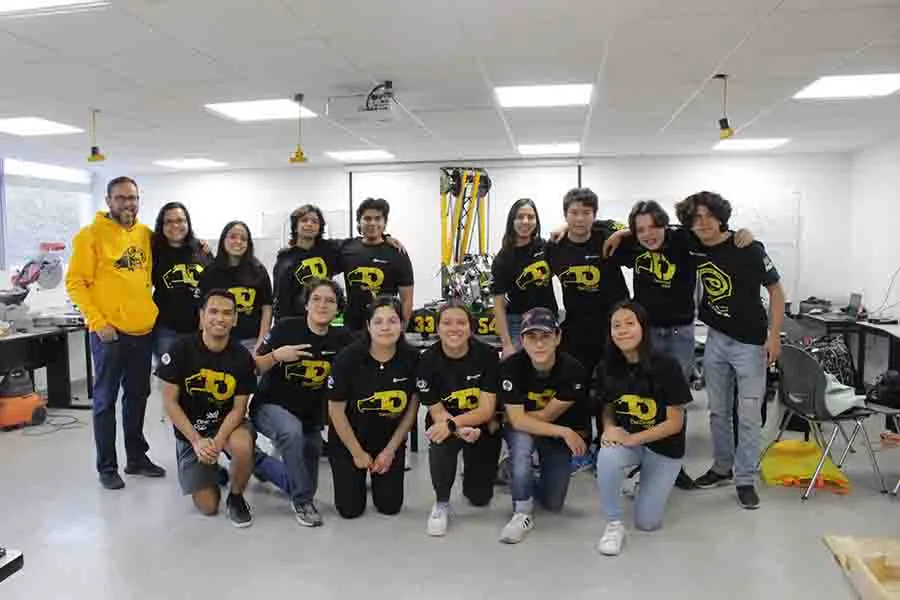 Estudiantes de Preparatoria del Tec de Monterrey campus Quer&eacute;taro trabajando en su robot TecDroid