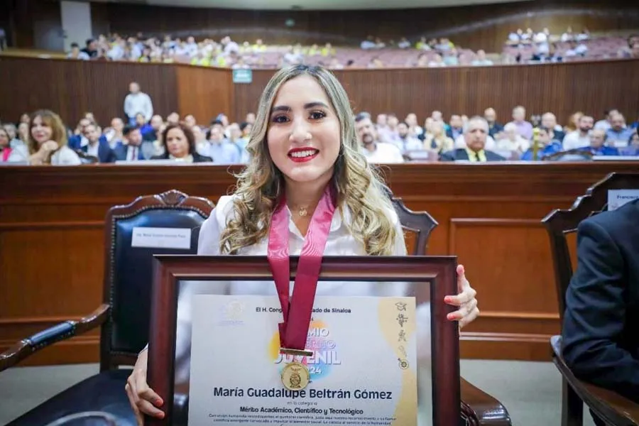 Mar&iacute;a Guadalupe recibiendo reconocimiento al M&eacute;rito Juvenil. Foto: Cortes&iacute;a