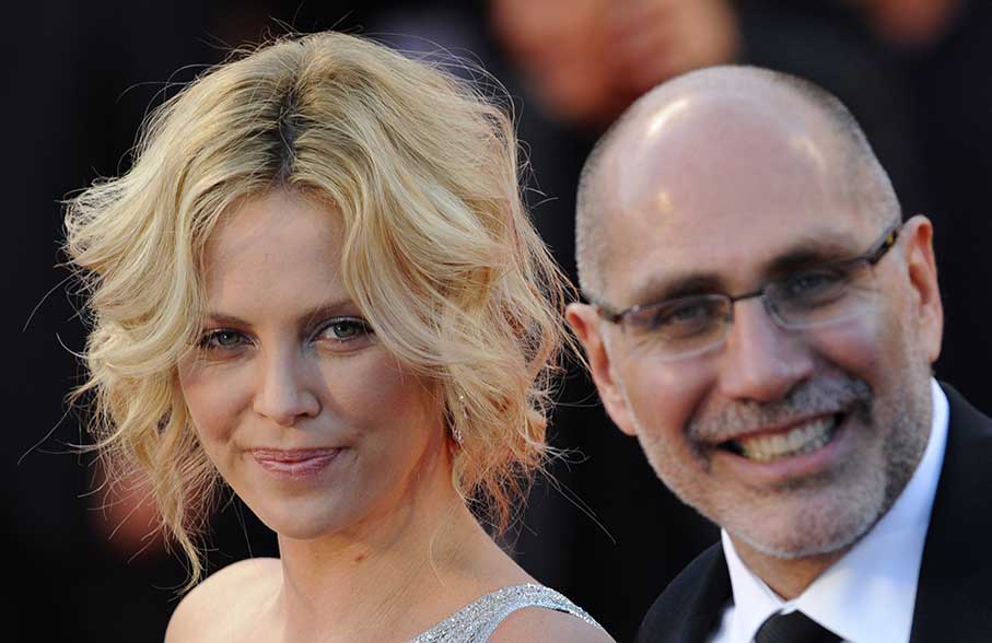 Guillermo Arriaga con Charlize Theron, protagonista de la película "The Burning Plain", escrita y dirigda por Arriaga.