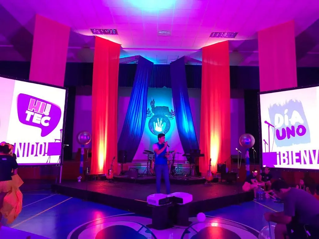 Guillermo Medrano siendo presentador en el evento "D&iacute;a Uno".