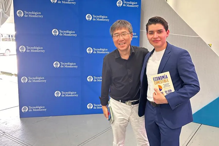 Ha-Joon Chan, economista y escritor de Econom&iacute;a Sostenible junto con Rodrigo Urrutia