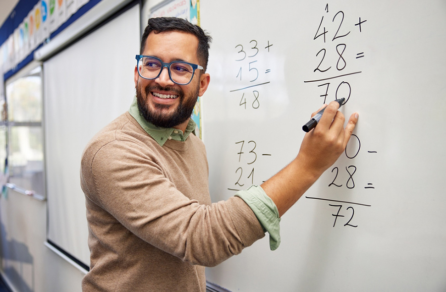 Profesor explicando la clase de matematicas.