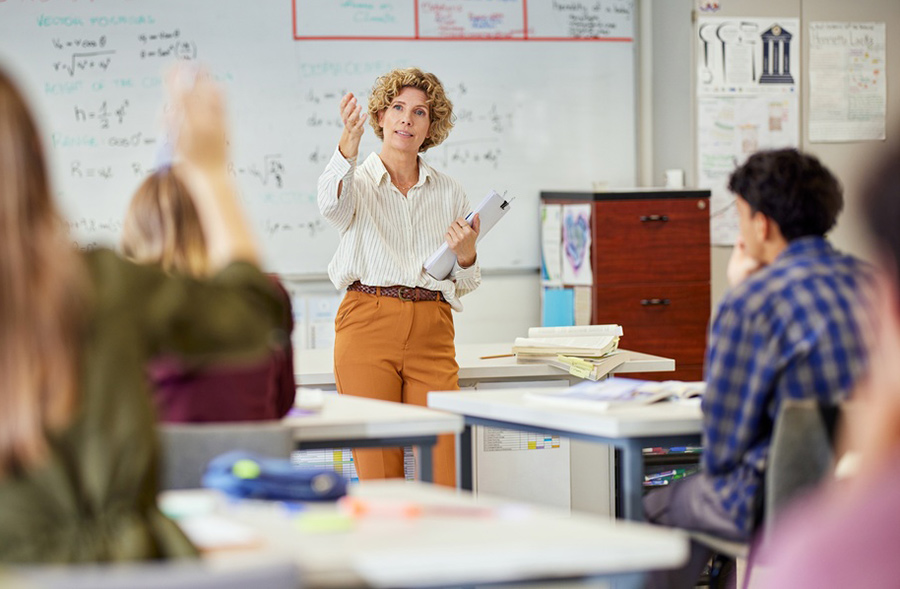 Profesora explicando su clase a sus estudiantes.