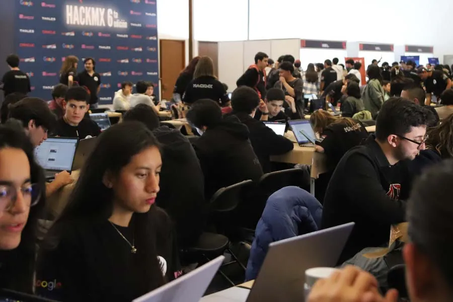 Estudiantes trabajando durante el HackMX6 del Tec campus Estado de M&eacute;xico.