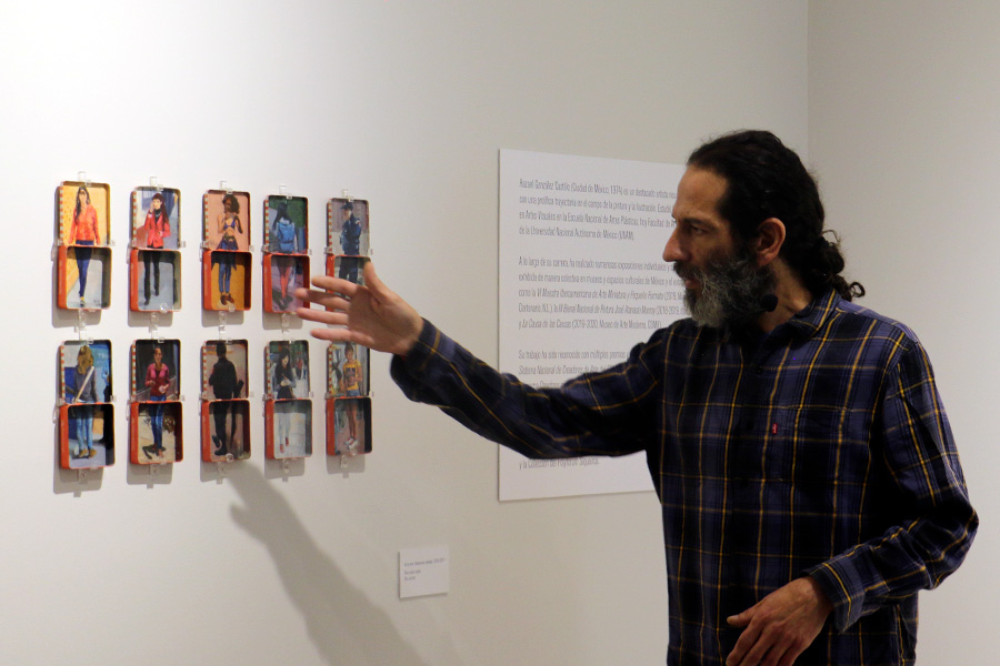 Hazael Gonzáles exponiendo la serie Situaciones aisladas en la galería de arte del Tec campus Estado de México.