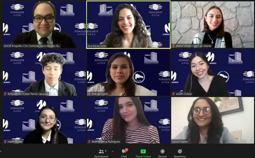 Zoom de la alumna Hazel Flores con sus compa&ntilde;eros y compa&ntilde;eras de delegaci&oacute;n.