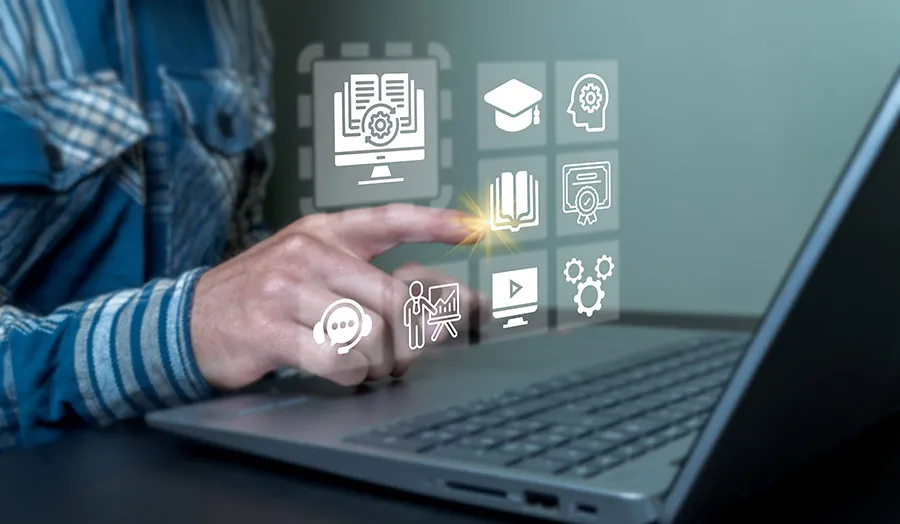 Profesor seleccionando herramientas digitales para su clase.