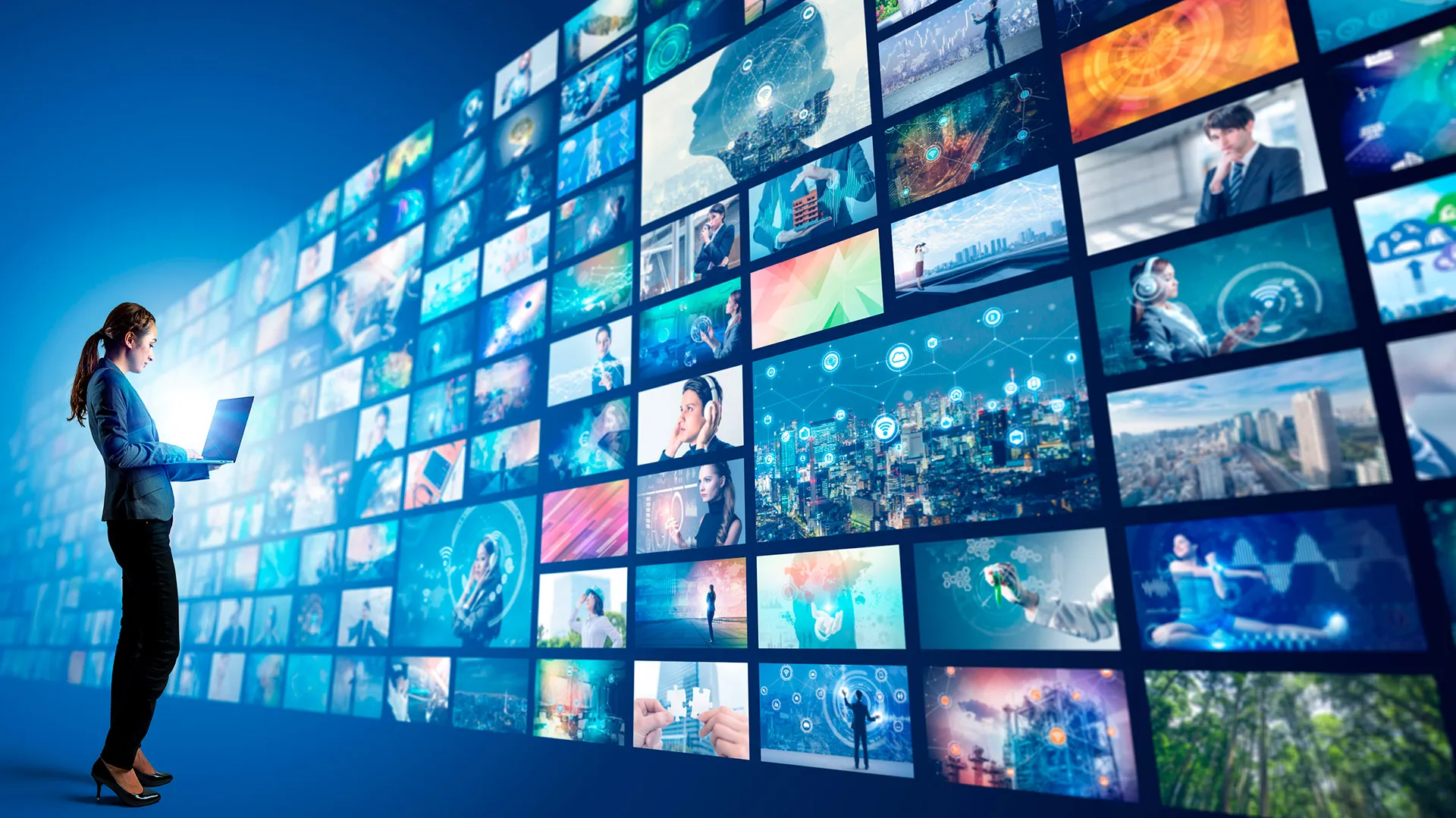 Profesora frente a una infinidad de recursos digitales para la ense&ntilde;anza.