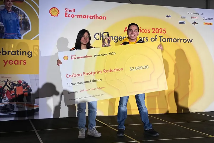 Eco Volt CCM recibiendo cheque en el Shel Eco-Marathon Foto: cortes&iacute;a Santiago Ram&iacute;rez..
