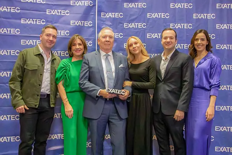 El galardonado con el Premio M&eacute;rito EXATEC acompa&ntilde;ado por su familia
