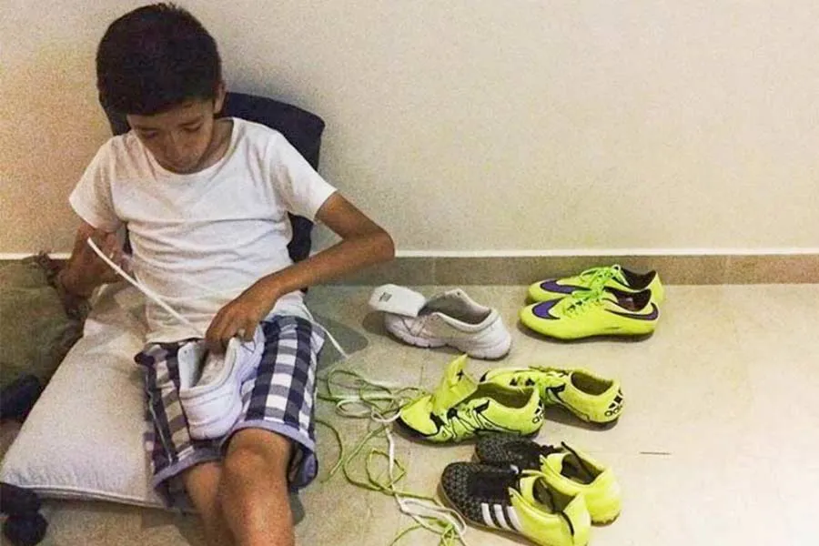 Iker de peque&ntilde;o limpiando sus tachones