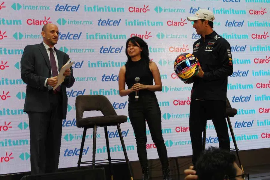 Karla Lozano en panel con Checo P&eacute;rez
