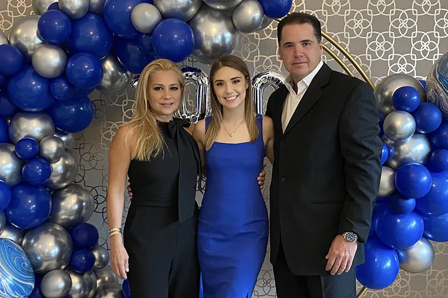 Alumna Alejandra Gonz&aacute;lez junto a sus pap&aacute;s