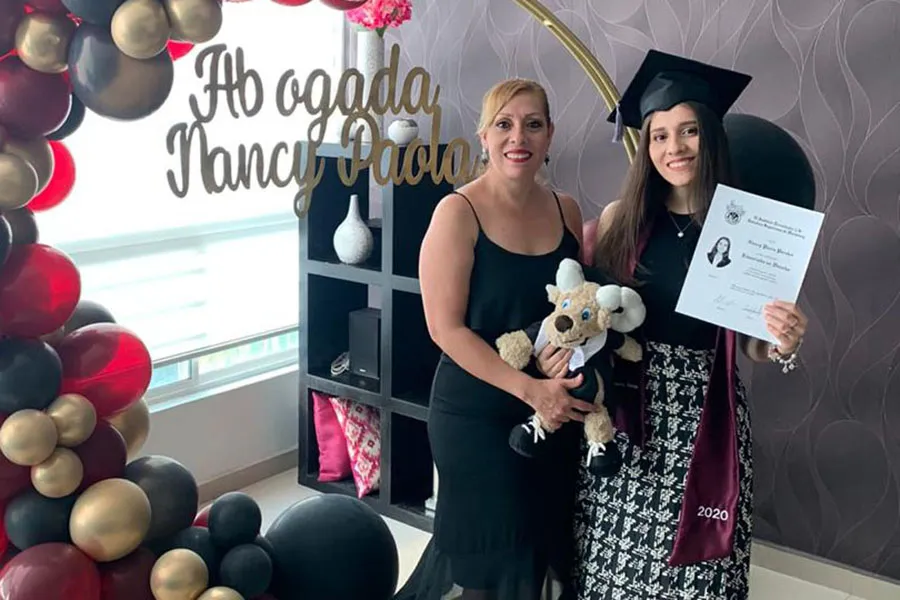 Alumna Nancy Perales junto a sus pap&aacute;s