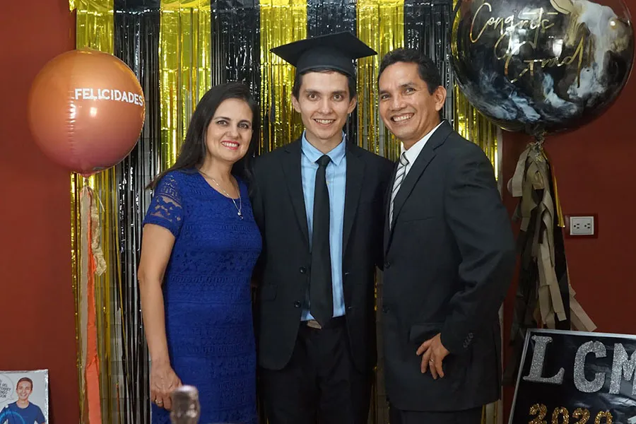 Alumno Pedro Rodr&iacute;guez y sus pap&aacute;s