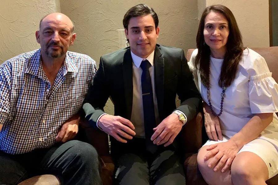 Alumno Rub&eacute;n Cueva y sus pap&aacute;s