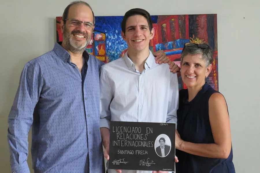 Alumno Santiago Frech acompa&ntilde;ado de sus padres de familia