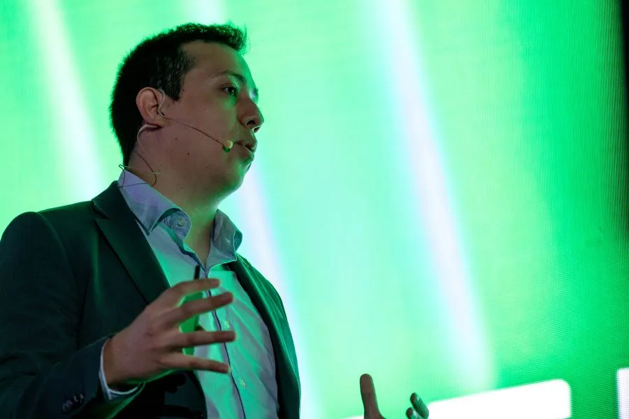 V&iacute;ctor Antonio Flores