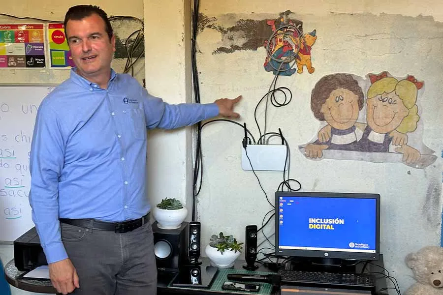 Los microlaboratorios digitales son espacios equipados con computadoras y conexi&oacute;n a internet para ofrecer alfabetizaci&oacute;n digital y desarrollo de competencias en comunidades desfavorecidas.