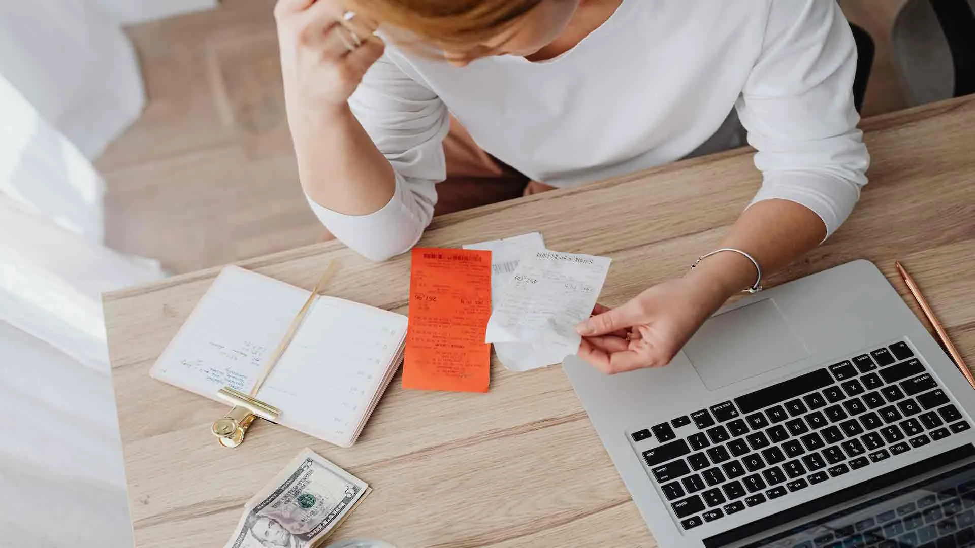 Mujer realizando finanzas personas para sobrevivir la inflaci&oacute;n.