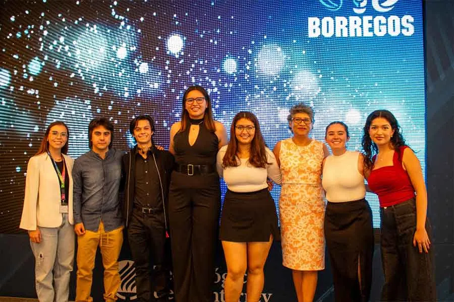 Estudiantes de Biom&eacute;dica con Velasquillo