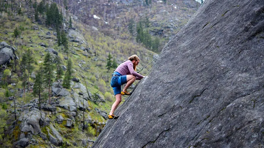 joven escalando una monta&ntilde;a