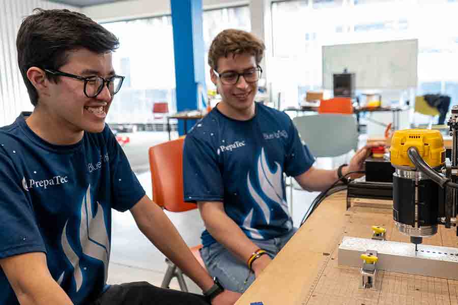 Alumnos PrepaTec en taller de robótica
