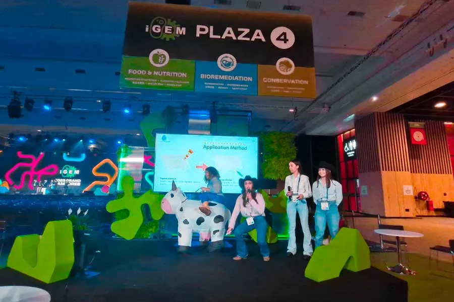 Integrantes del equipo iGEM Chihuahua celebrando la victoria en Par&iacute;s