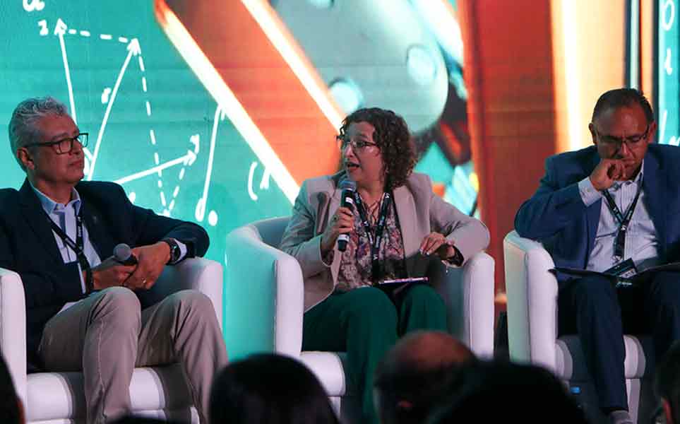 Intengencia artificial en las universidades; panel analiz&oacute; las claves para su desarrollo.