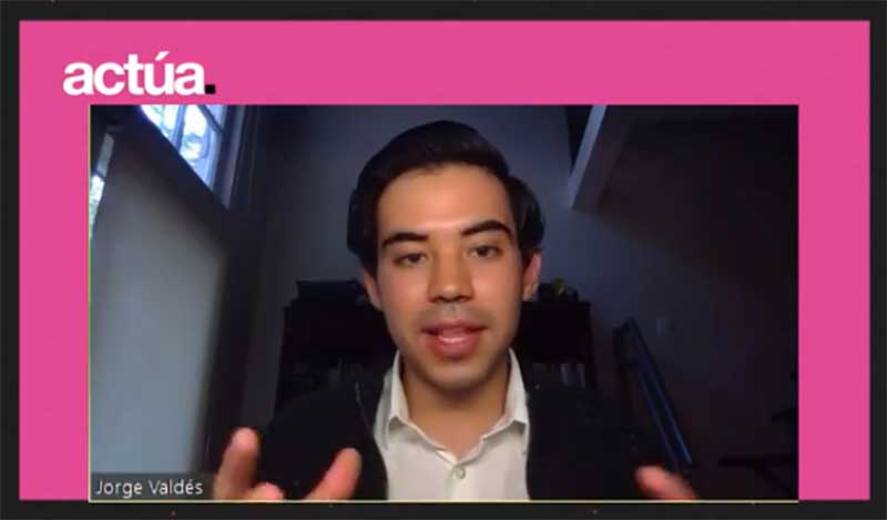 Jorge Vald&eacute;s, estudiante de Negocios Internacionales, fue quien moder&oacute; la conferencia.  