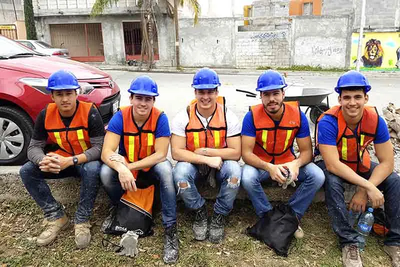 Como parte de su Servicio Social el alumno particip&oacute; en Hipotec, en donde apoy&oacute; la construcci&oacute;n de dos casas para personas que la necesitaban.