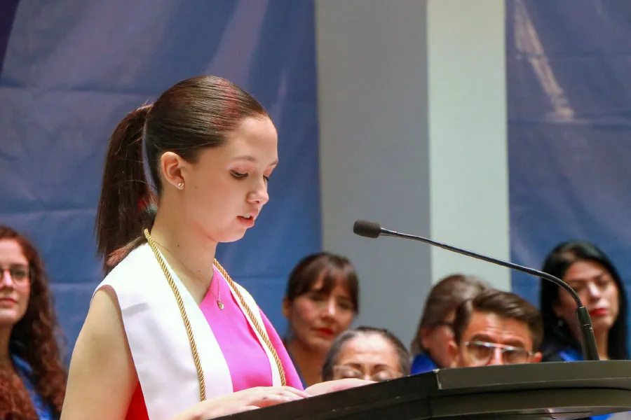 Luisa Sofia Magallanes dando su discurso durante la Graduaci&oacute;n 2023